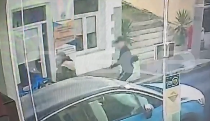 Πελάτης σε κουρέα: “Πως μ΄ έκανες έτσι ρε;” και άρχισε να τον κοπανάει (ΒΙΝΤΕΟ)