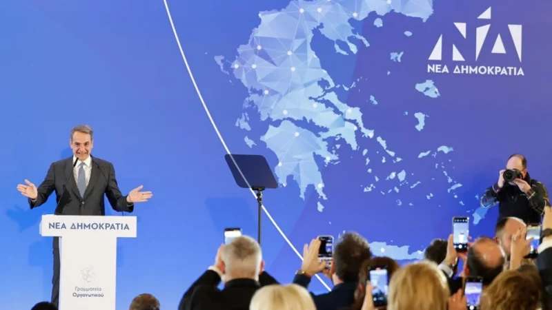 Μητσοτάκης: “Ο κατώτατος μισθός θα ανέβει στα 950 ευρώ”