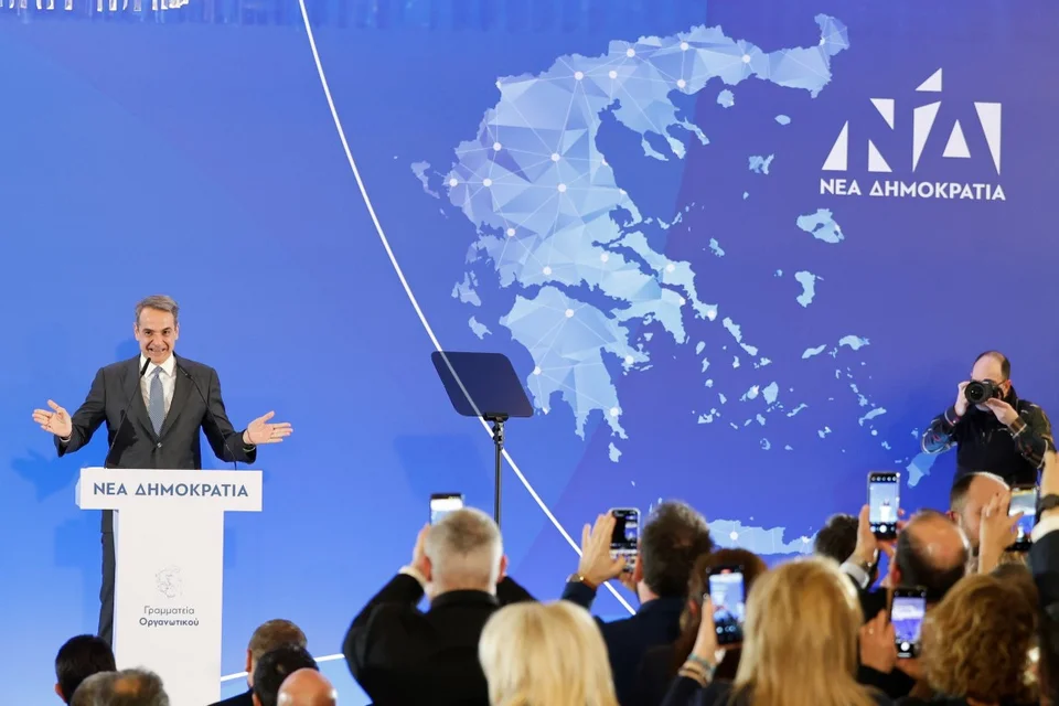 Μητσοτάκης: “Ο κατώτατος μισθός θα ανέβει στα 950 ευρώ”