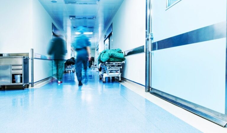 Σαρώνουν γρίπη και εποχικές ιώσεις-Γέμισαν τα νοσοκομεία: Εμβολιάστε ακόμα και ΤΩΡΑ τα παιδιά σας (ΒΙΝΤΕΟ)