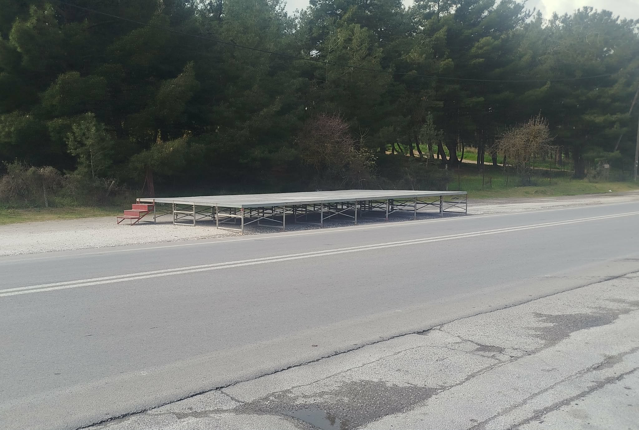 Ολα έτοιμα για την παρέλαση: Τοποθετήθηκε η εξέδρα στη Περαία