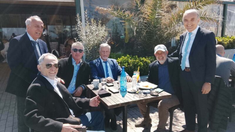 Πολιτικός εορταστικός καφές στους Ν. Επιβάτες