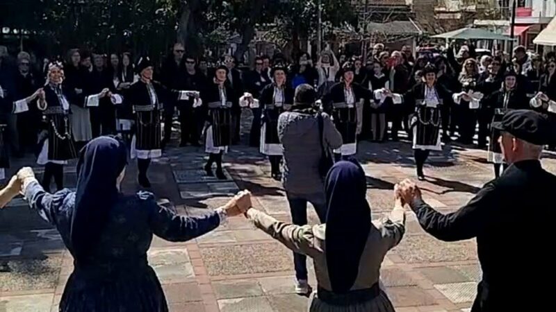 ΤΩΡΑ: Παραδοσιακό γλέντι στην Επανομή για την 25η Μαρτίου (ΒΙΝΤΕΟ)