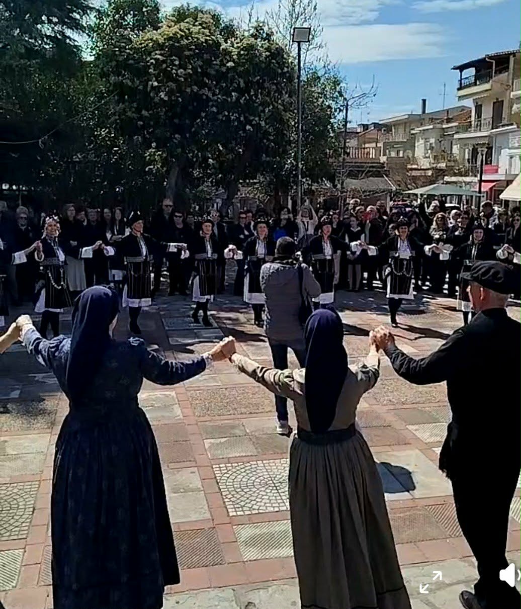 ΤΩΡΑ: Παραδοσιακό γλέντι στην Επανομή για την 25η Μαρτίου (ΒΙΝΤΕΟ)