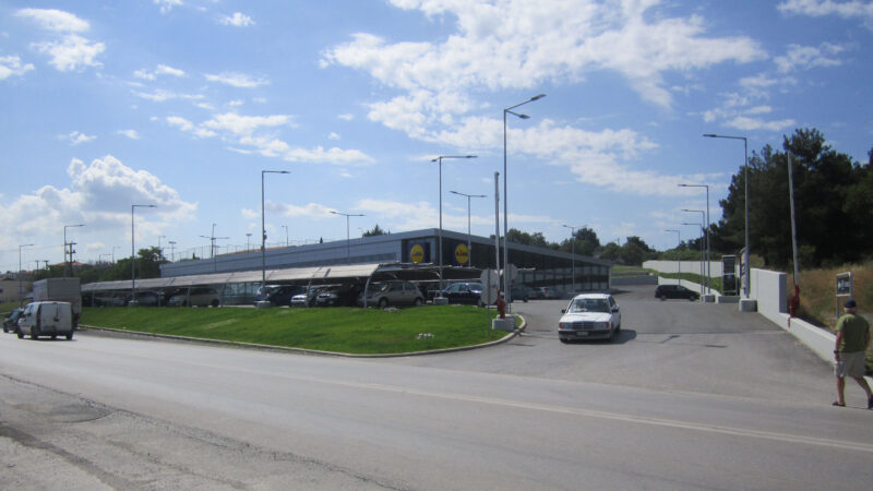 ΤΩΡΑ: “Βροχή” οι κλήσεις μπροστά από το LIDL της Περαίας