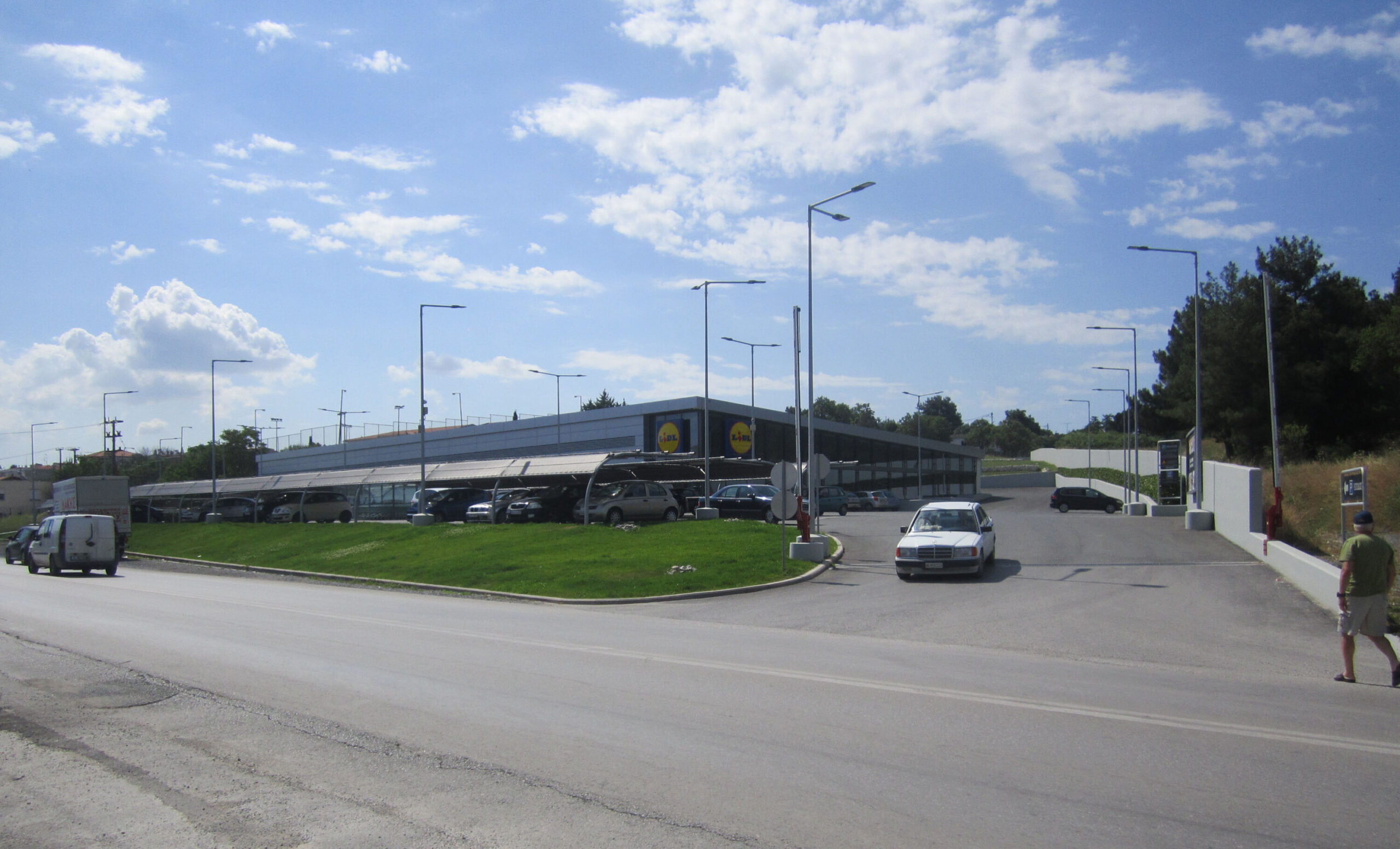 ΤΩΡΑ: “Βροχή” οι κλήσεις μπροστά από το LIDL της Περαίας