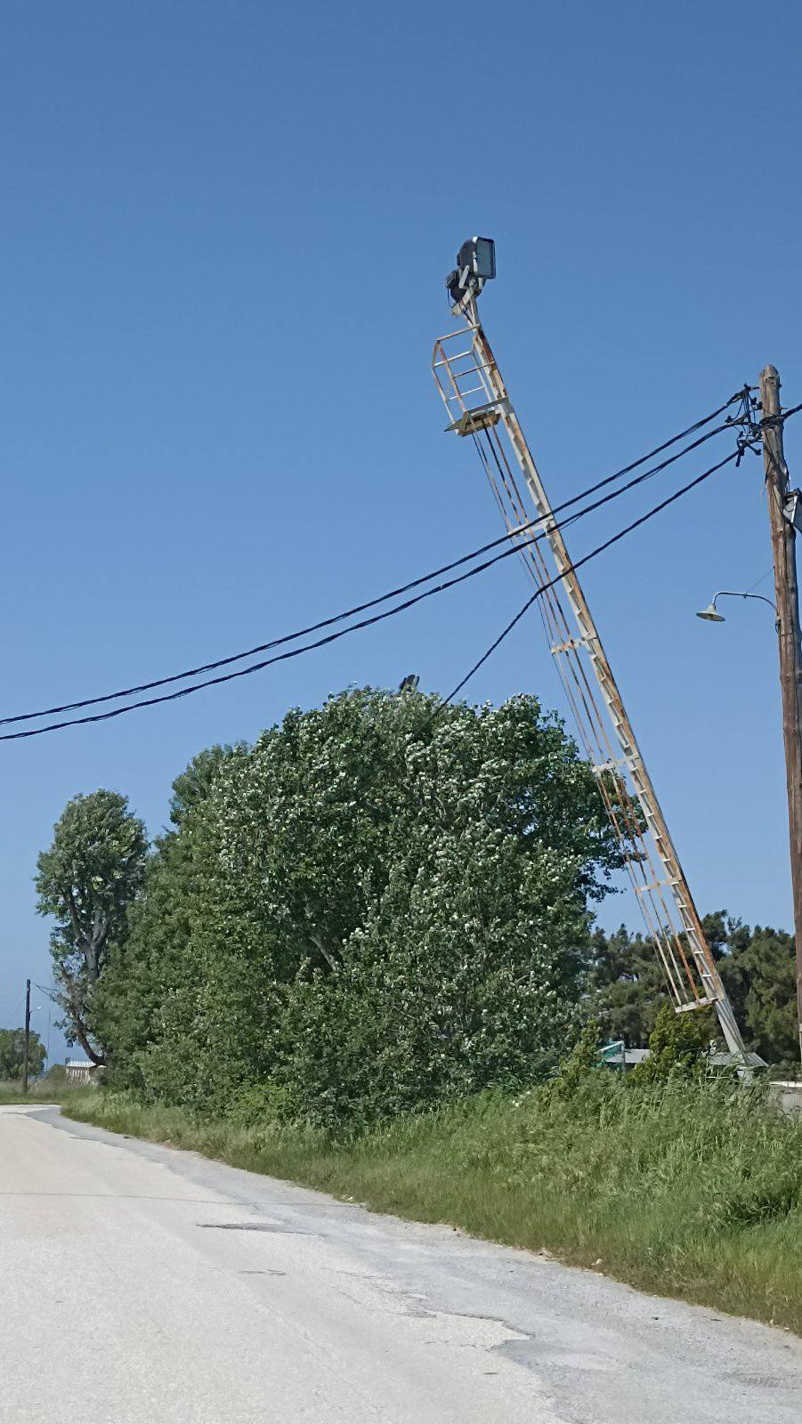 Aποκoλλήθηκε σιδερένια κολόνα φωτισμού στο γήπεδο του Αγγελοχωρίου (ΒΙΝΤΕΟ)