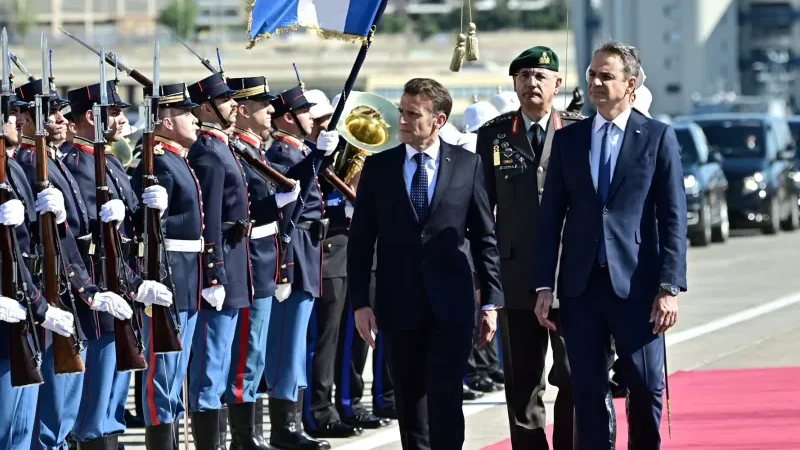 Μητσοτάκης και Μακρόν ξεναγήθηκαν στη φρεγάτα «Κίμων» – Μηνύματα ισχυρού συμβολισμού από τους δύο ηγέτες (ΒΙΝΤΕΟ)