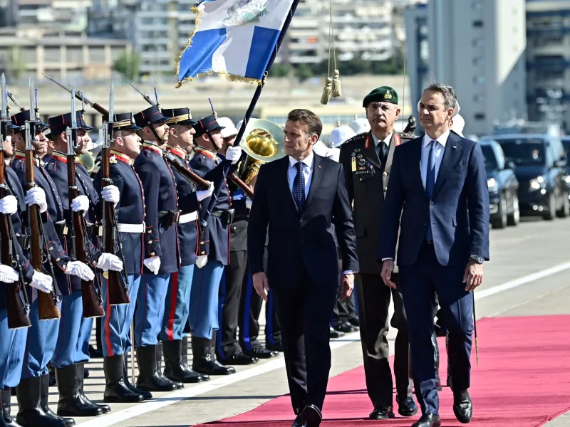 Μητσοτάκης και Μακρόν ξεναγήθηκαν στη φρεγάτα «Κίμων» – Μηνύματα ισχυρού συμβολισμού από τους δύο ηγέτες (ΒΙΝΤΕΟ)