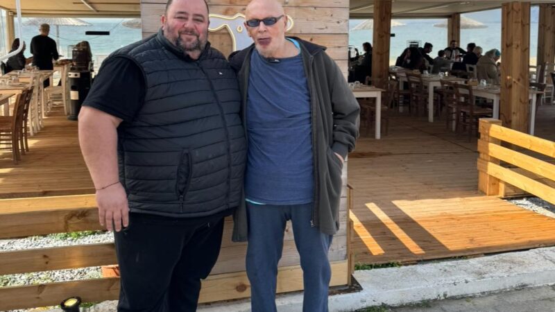 Ο Λάκης με τα ψηλά ρεβέρ έφαγε στη “Προβατίνα” (ΒΙΝΤΕΟ)