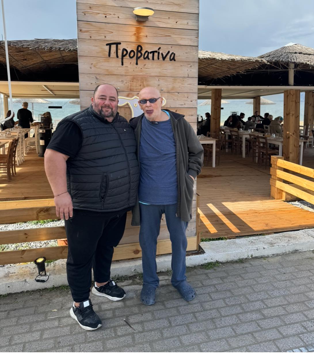 Ο Λάκης με τα ψηλά ρεβέρ έφαγε στη “Προβατίνα” (ΒΙΝΤΕΟ)