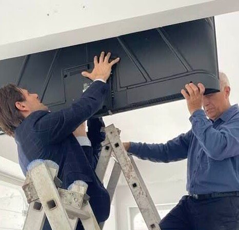 ΚΑΛΕΣΤΕ ΤΩΡΑ: Ο Θόδωρος Τζέκος τοποθετεί και επιδιορθώνει τηλεοράσεις…