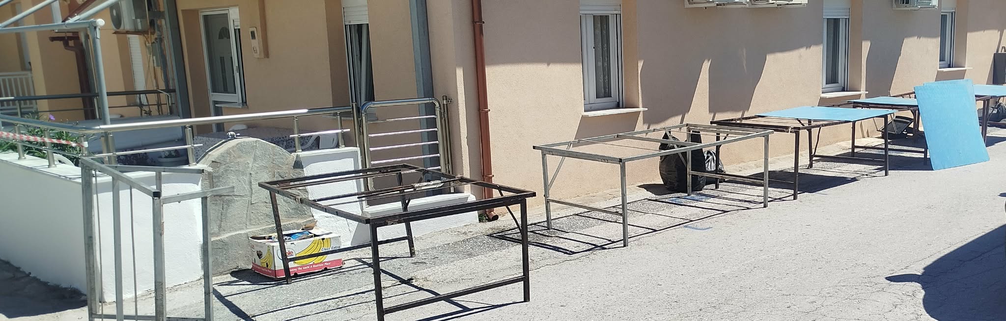 Αγία Τριάδα: Στήνονται οι πάγκοι-Αρχίζει το πανηγύρι (ΦΩΤΟΡΕΠΟΡΤΑΖ)