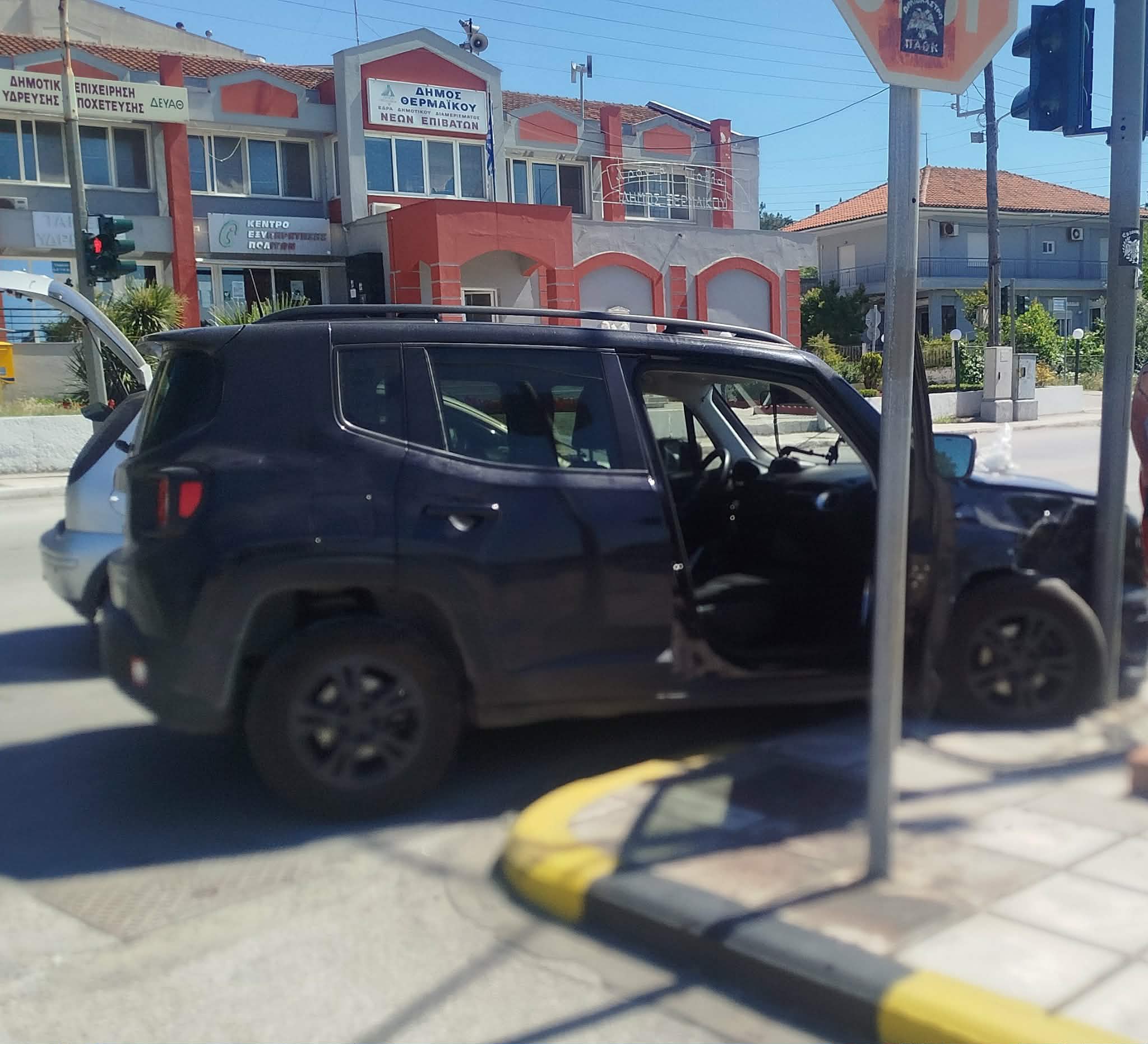 ΤΩΡΑ: Σύγκρουση στα φανάρια των Ν. Επιβατών-Επί τόπου ασθενοφόρο (ΦΩΤΟΡΕΠΟΡΤΑΖ)