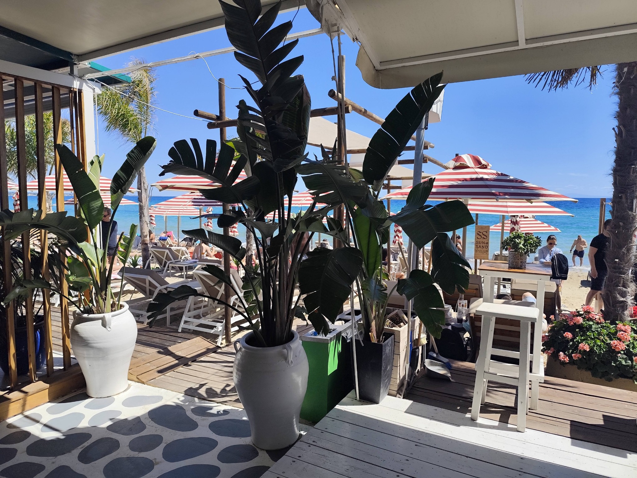 Σε καλοκαιρινούς ρυθμούς το Melissa Seaside Bar!!!