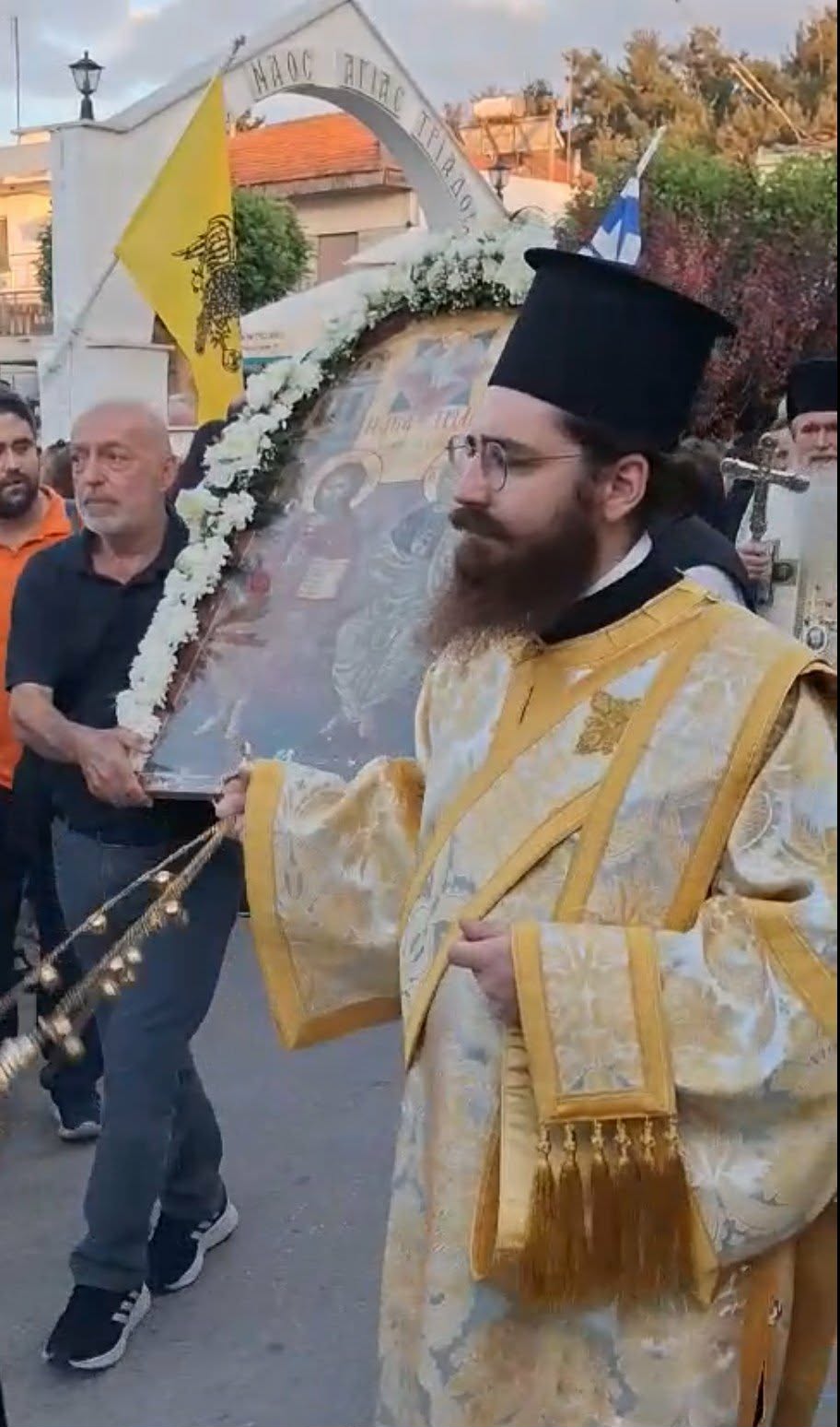 Με κατάνυξη η λιτανεία του Αγίου Πνεύματος στην Αγία Τριάδα (ΒΙΝΤΕΟ)