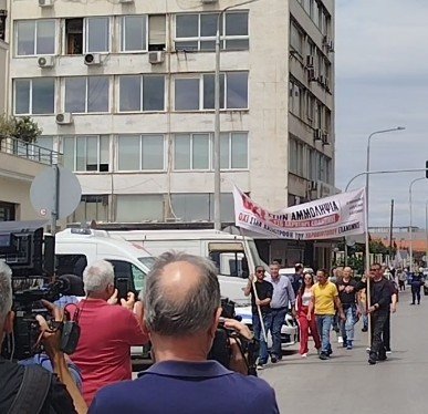 Τρεις κι ο κούκος: Ο κόσμος δεν ακολούθησε τη φαεινή ιδέα του Τζέκου- Με τέτοιες πρακτικές δεν εμποδίζεις καμμιά αμμοληψία… (ΦΩΤΟΡΕΠΟΡΤΑΖ+2 ΒΙΝΤΕΟ)