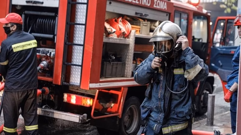 Ηρωας αστυνομικός όρμηξε σε φλεγόμενο σπίτι & έσωσε δύο αδερφάκια (ΒΙΝΤΕΟ)