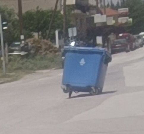 ΤΩΡΑ-ΜΠΡΟΣΤΑ ΣΤΟ 3ο ΔΗΜΟΤΙΚΟ ΕΠΑΝΟΜΗΣ: Κρύβουν λακκούβα στη μέση του δρόμου με κάδο! Γελάει ο κόσμος!