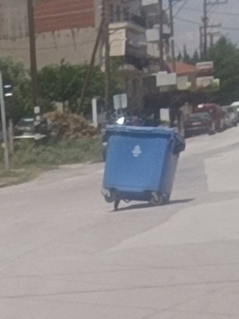 ΤΩΡΑ-ΜΠΡΟΣΤΑ ΣΤΟ 3ο ΔΗΜΟΤΙΚΟ ΕΠΑΝΟΜΗΣ: Κρύβουν λακκούβα στη μέση του δρόμου με κάδο! Γελάει ο κόσμος!