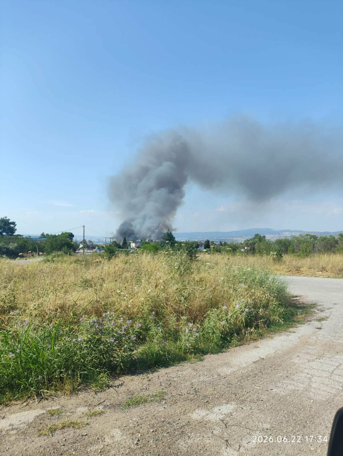 ΤΩΡΑ: 10 πυροσβέστες στα Τσαϊρια