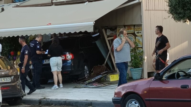 ΔΕΙΤΕ: Το απίστευτο βίντεο της “μπούκας” αυτοκινήτου σε παντοπωλείο στους Ν. Επιβάτες (ΒΙΝΤΕΟ)
