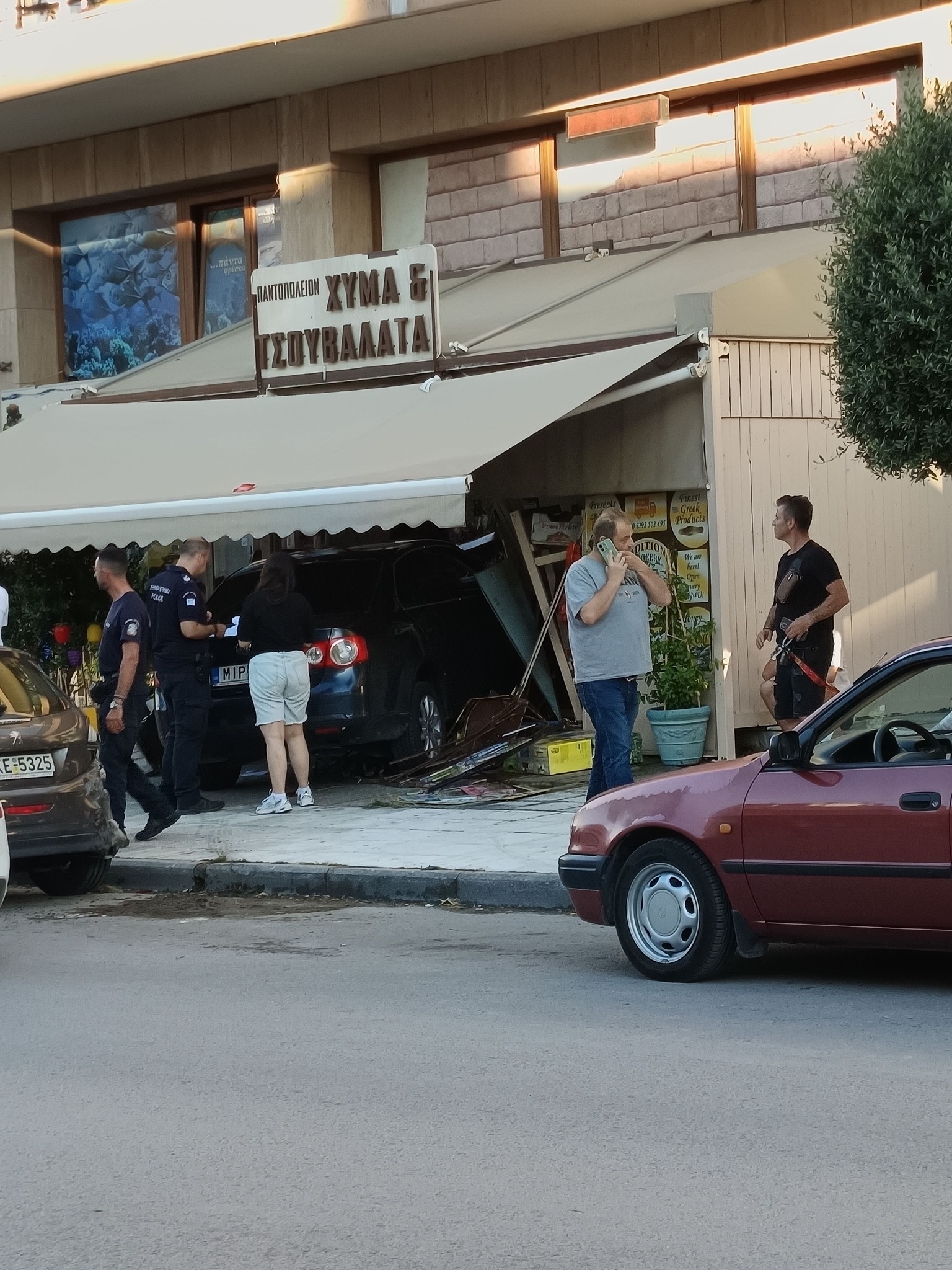 ΔΕΙΤΕ: Το απίστευτο βίντεο της “μπούκας” αυτοκινήτου σε παντοπωλείο στους Ν. Επιβάτες (ΒΙΝΤΕΟ)