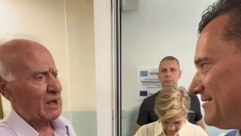 Εκπληξη για Αδωνη στο Κέντρο Υγείας Θέρμης-Συνάντησε συμμαθητή του πατέρα του! (ΒΙΝΤΕΟ)