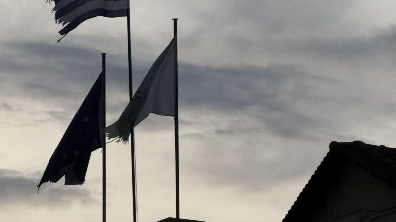 Οι σημαίες κυματίζουν σκισμένες στη κοινότητα Επανομής (ΦΩΤΟΡΕΠΟΡΤΑΖ)