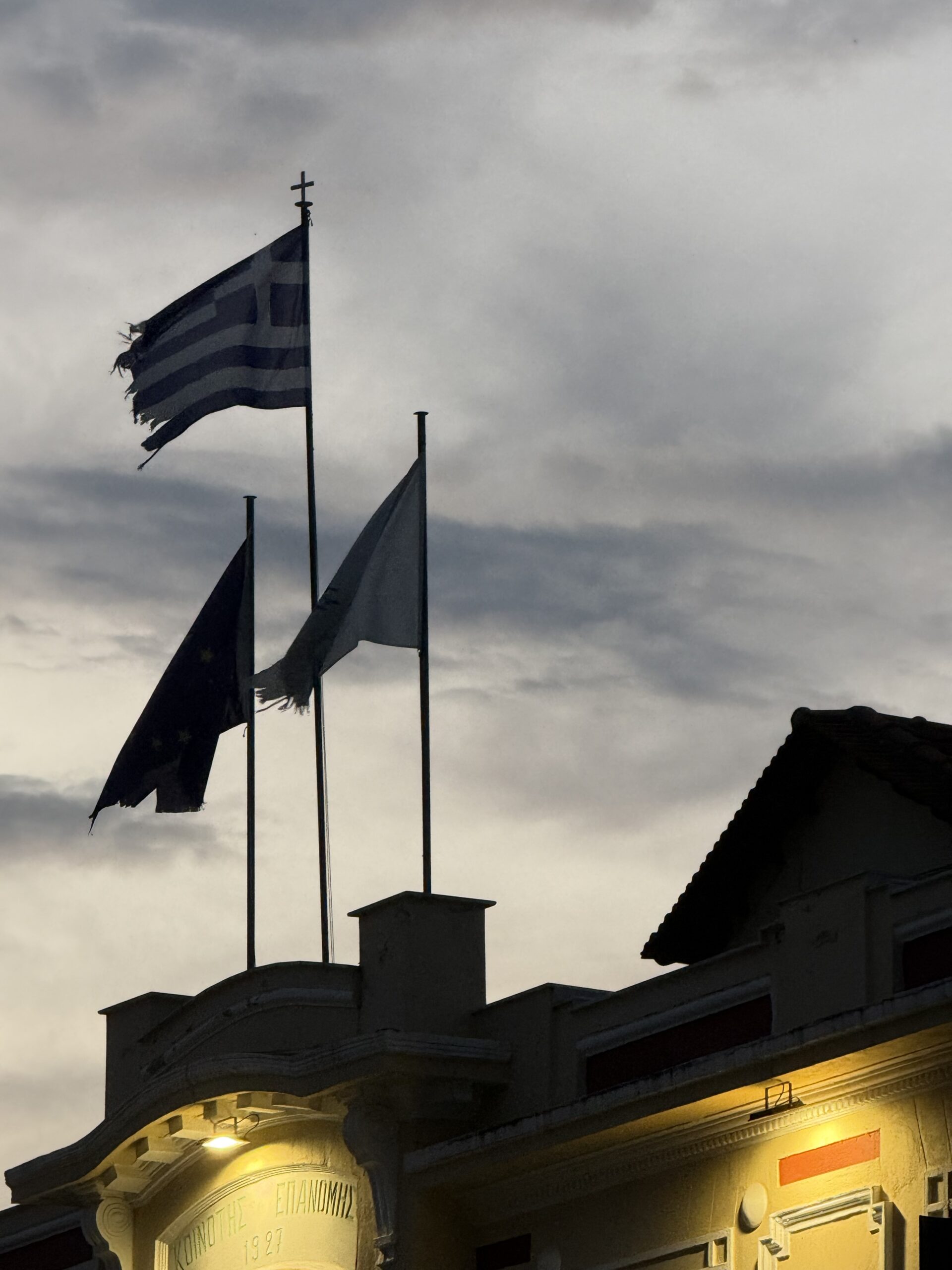 Οι σημαίες κυματίζουν σκισμένες στη κοινότητα Επανομής (ΦΩΤΟΡΕΠΟΡΤΑΖ)