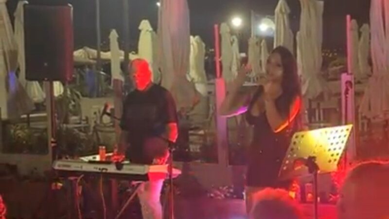 Υπέροχο το χθεσινό live στο “Κοχύλι” με Μαρία Περρόνε και Larry!! (ΒΙΝΤΕΟ)
