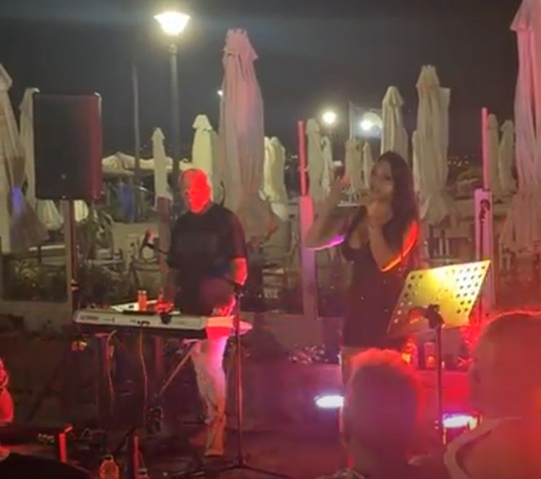 Υπέροχο το χθεσινό live στο “Κοχύλι” με Μαρία Περρόνε και Larry!! (ΒΙΝΤΕΟ)