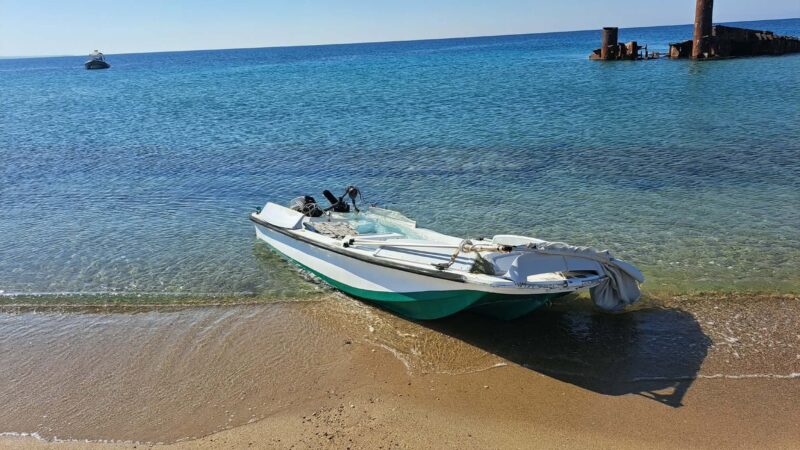 Αυτή είναι η βάρκα στην οποία επέβαιναν ο αγνοούμενος 69χρονος και η σύζυγός του στον Ποταμό