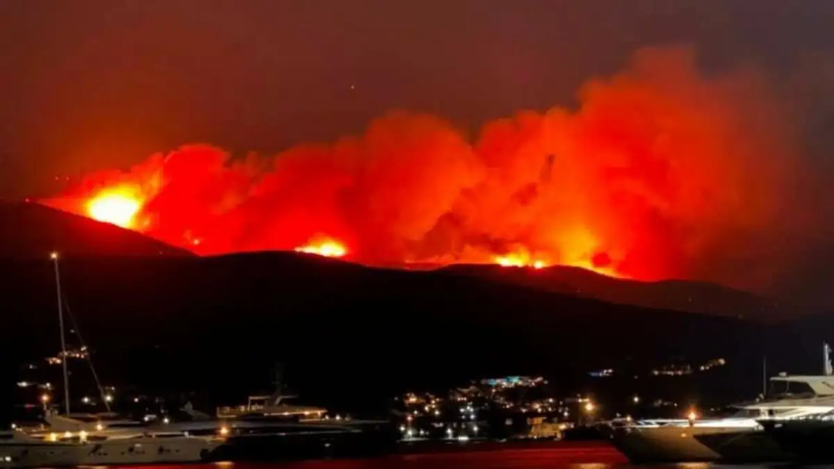 Δυστυχώς! Καίγεται η Πάρος (ΒΙΝΤΕΟ)