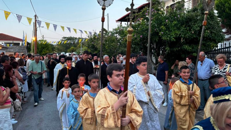 Ροή πιστών στην Αγία Παρασκευή της Μηχανιώνας (ΦΩΤΟΡΕΠΟΡΤΑΖ)