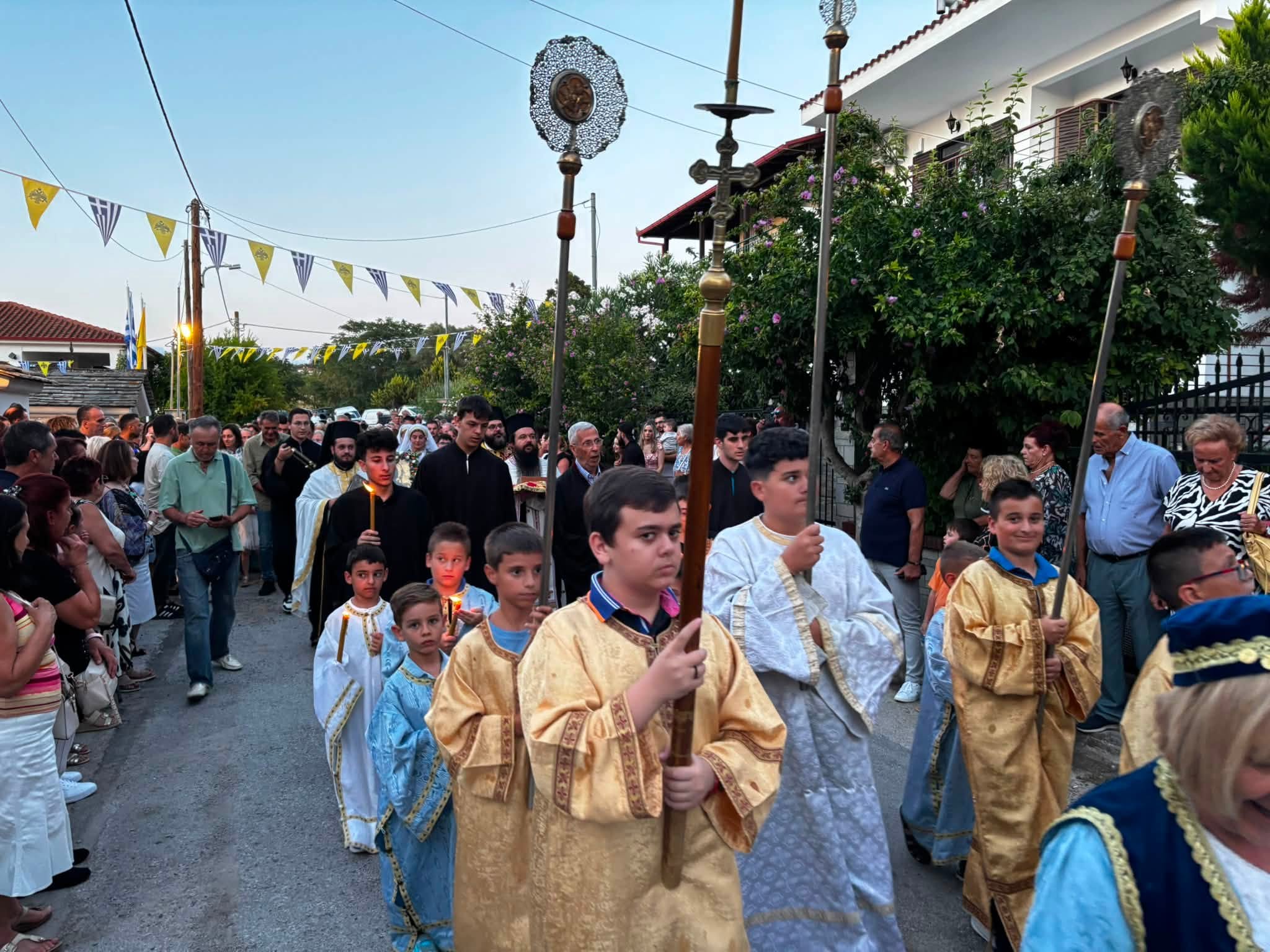 Ροή πιστών στην Αγία Παρασκευή της Μηχανιώνας (ΦΩΤΟΡΕΠΟΡΤΑΖ)
