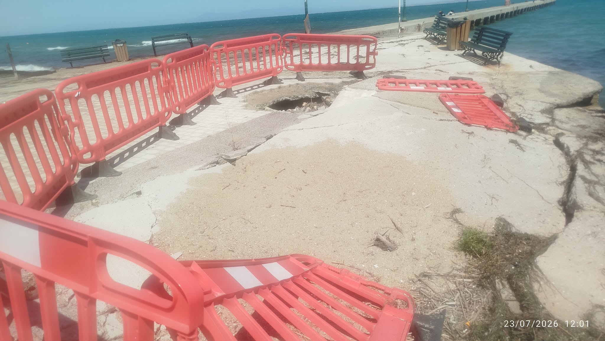 Εικόνα ντροπής στη παραλία της Αγίας Τριάδας (ΦΩΤΟΡΕΠΟΡΤΑΖ)