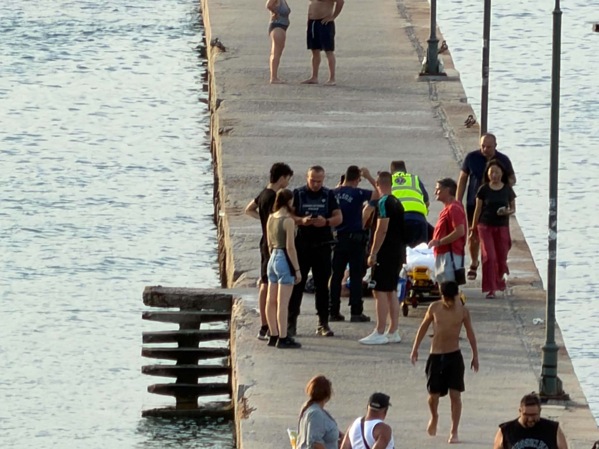 Σοβαρό ατύχημα στη Σκάλα της Περαίας-Νεαρός βούτηξε με το κεφάλι και μεταφέρθηκε στο νοσοκομείο (ΦΩΤΟΡΕΠΟΡΤΑΖ)