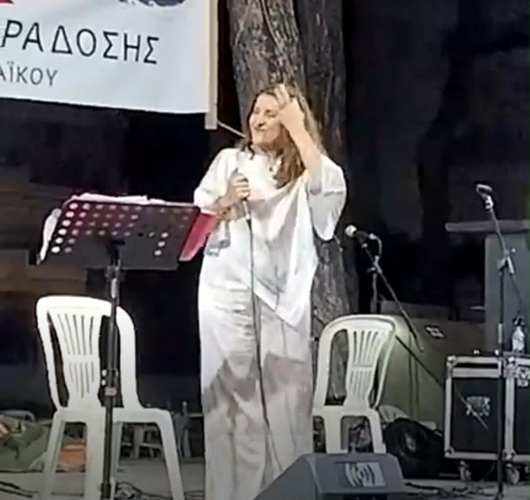 ΤΩΡΑ: Η Στέλλα Κονιτοπούλου τραγουδά στους Ν. Επιβάτες (ΒΙΝΤΕΟ)
