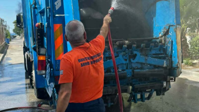Πήρε φωτιά απορριμματοφόρο στους Ν. Επιβάτες