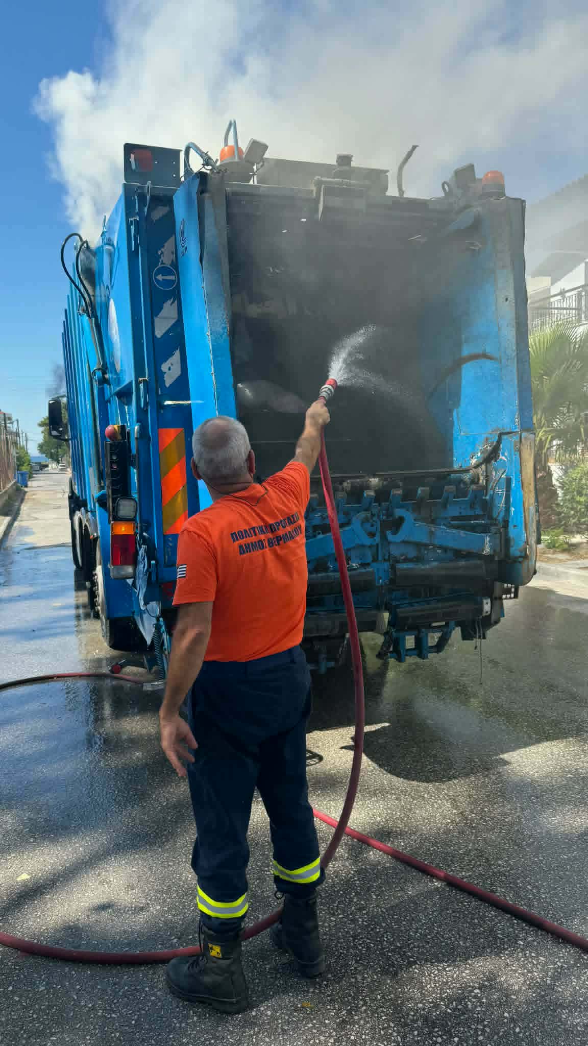 Πήρε φωτιά απορριμματοφόρο στους Ν. Επιβάτες