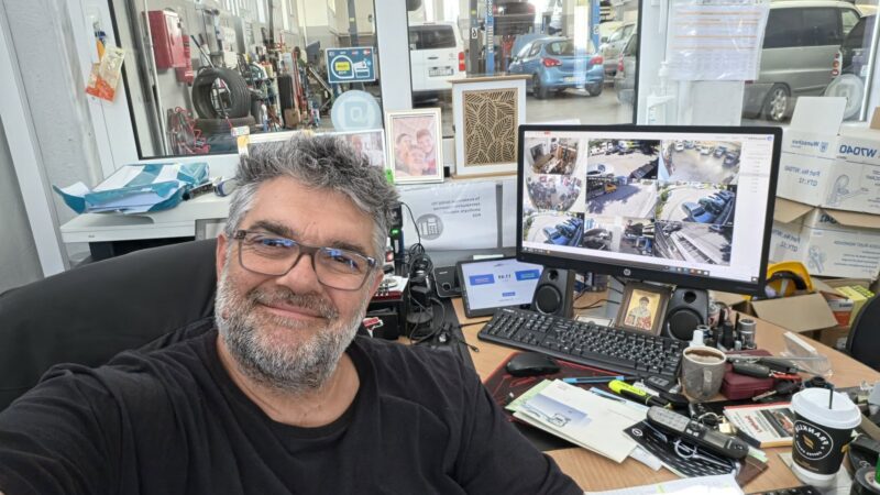 Ο Σάκης Κουτσουράς “πάτησε” τα 60 και συγκινεί…