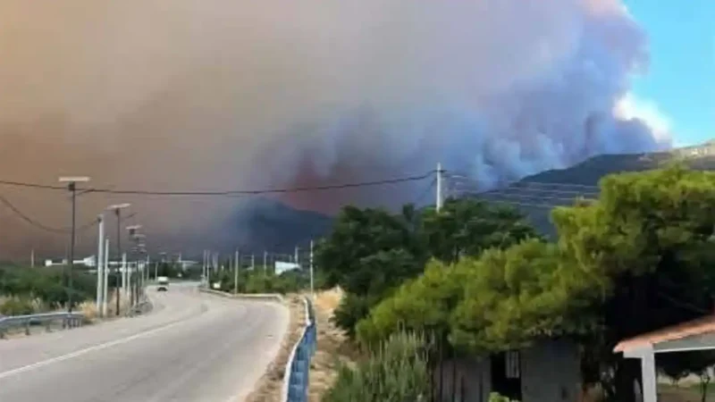 Πύρινος όλεθρος: Ετοιμη να μπει η φωτιά μέσα στα Μέγαρα-Κάηκαν σπίτια κοντά στα Βίλια