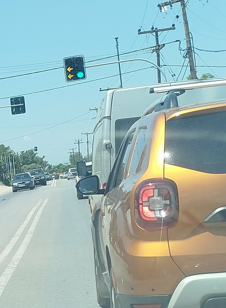 Ορδές λουόμενων καταφθάνουν σε Περαία, Ν. Επιβάτες και Αγία Τριάδα