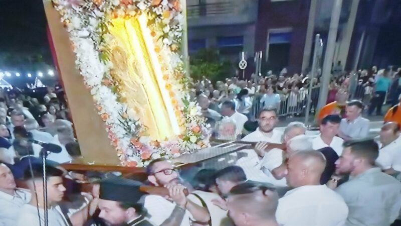 Ουρές χιλιομέτρου: Ο κόσμος ευλαβικά περνά κάτω από την Παναγιά μας
