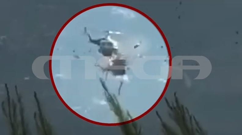 Η σοκαριστική στιγμή της σύγκρουσης των δύο ελικοπτέρων πάνω από την Ψάθα (ΒΙΝΤΕΟ-ΝΤΟΚΟΥΜΕΝΤΟ)
