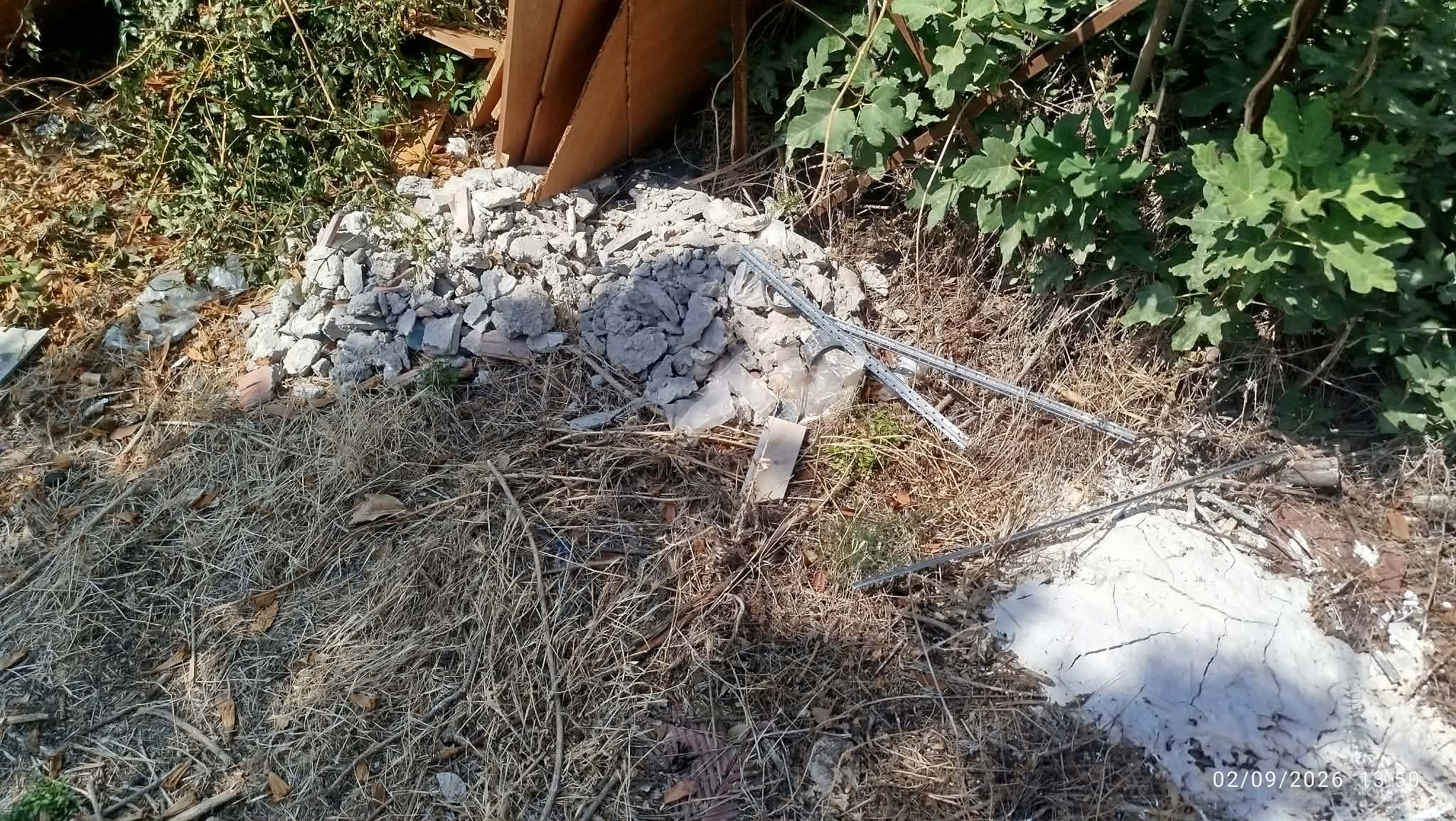 Καθάρισαν το Κέντρο Υγείας ενόψει Αδωνη και πέταξαν τα μπάζα σε απέναντι οίκημα-Δεν ντρέπεστε; (ΦΩΤΟΡΕΠΟΡΤΑΖ)