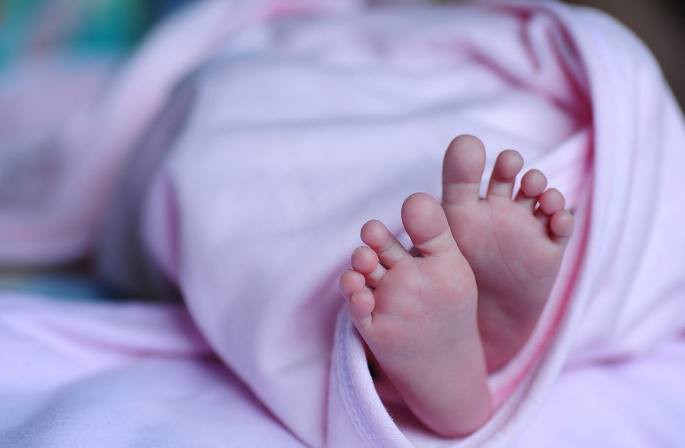 Γεννήθηκε παιδί με κρυοσυντήρηση εμβρύου μετά από 22 χρόνια – Παγκόσμια πρωτιά για την Ελλάδα (BINTEO)