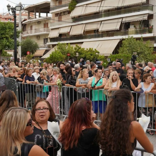 ΤΩΡΑ: Λαϊκή αγρυπνία για τον Γιώργο Μαζωνάκη (ΒΙΝΤΕΟ)