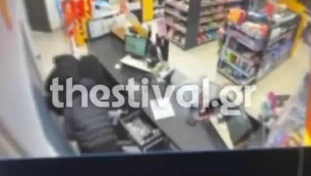 ΒΙΝΤΕΟ-ΣΟΚ: Κουκουλοφόροι εισβάλουν σε βενζινάδικο, στη Θεσσαλονίκη, με τσεκούρι & αρπάζουν τις εισπράξεις